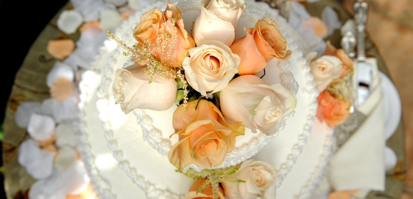 peach colored weddin cake with roses