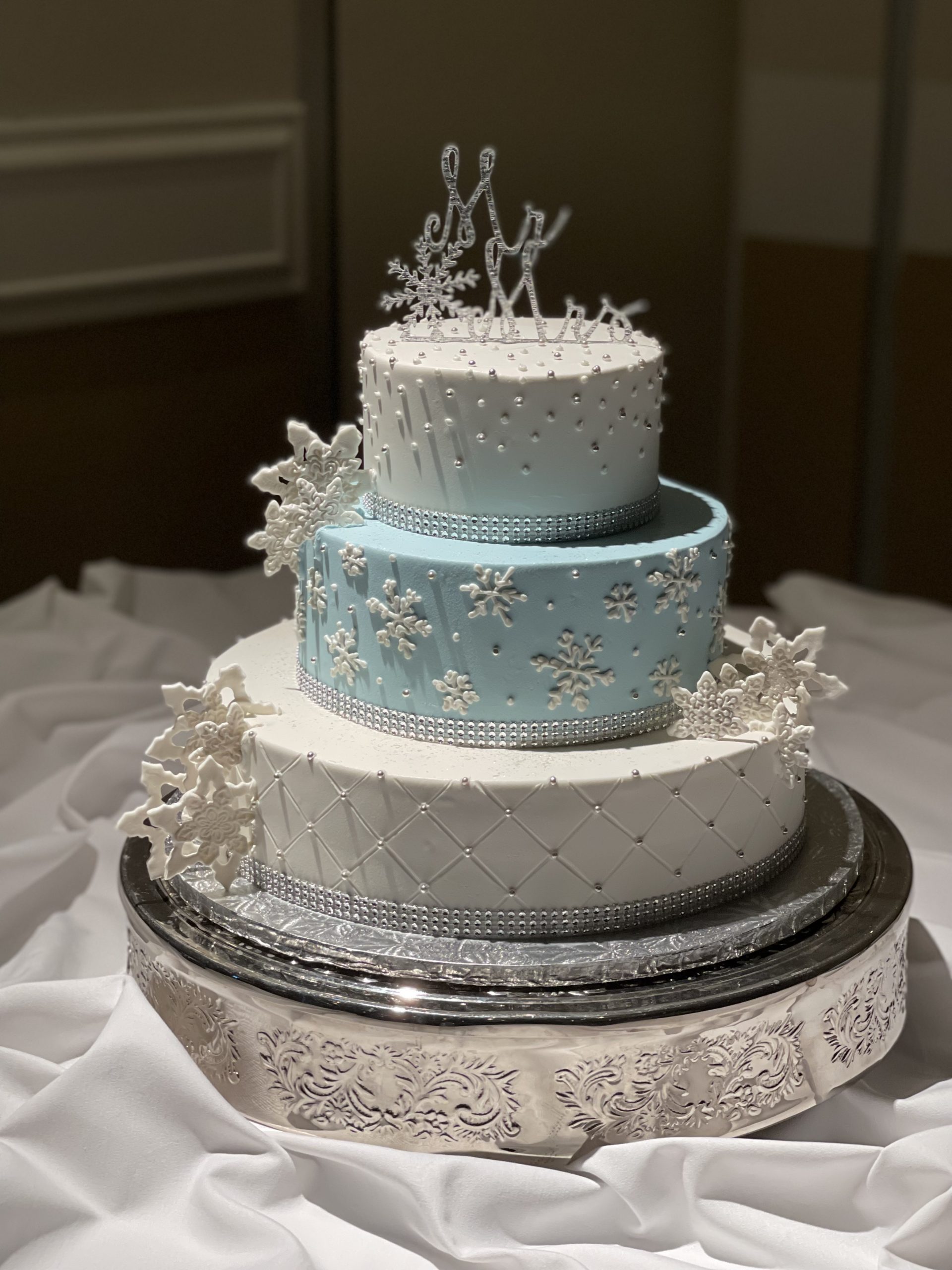 winter wedding cake blue