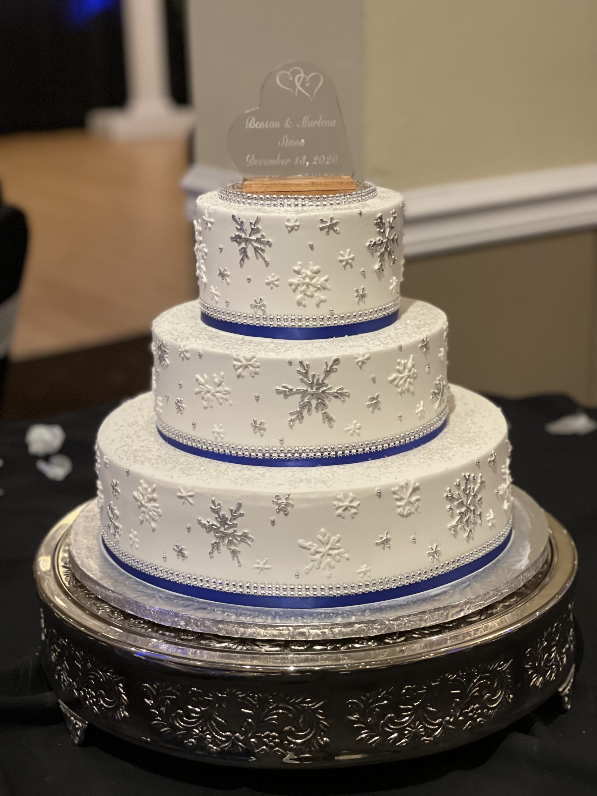 winter wedding cake snow flakes