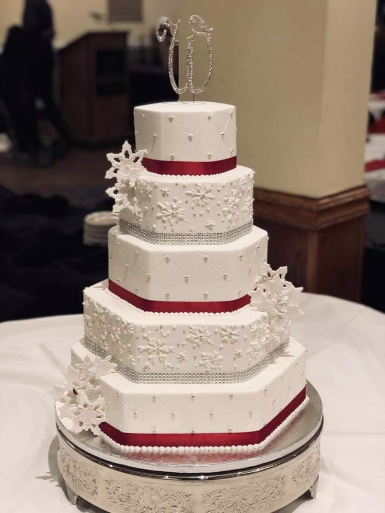 winter wedding cake snow hexagon red