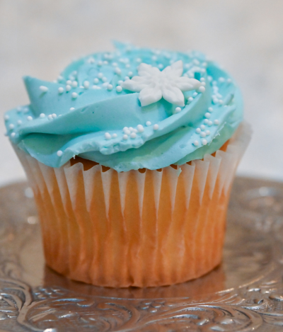 holiday wedding cupcake